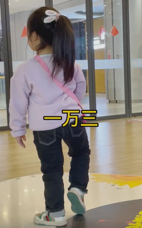 家長花13000給孩子報模特培訓班，看完匯報演出，爸爸笑抽了